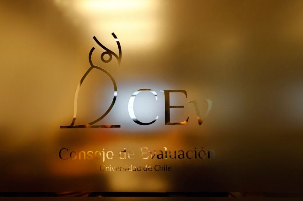 En la imagen se puede ver el nuevo logo institucional del Consejo de Evaluación, el cual es la silueta de un búho junto a las siglas de la instancia.