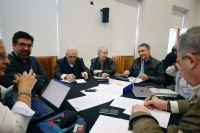 Las y los participantes se separaron en grupos de trabajo, donde discutieron sobre sus experiencias realizando la evaluación académica.