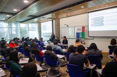 Sala llena de estudiantes escuchando una de las charlas de la Jornada