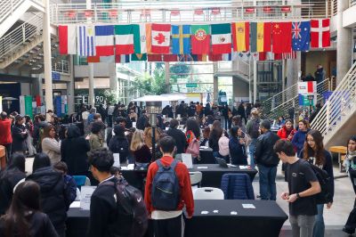 Hall central de FEN con stands y lleno de jóvenes consultando