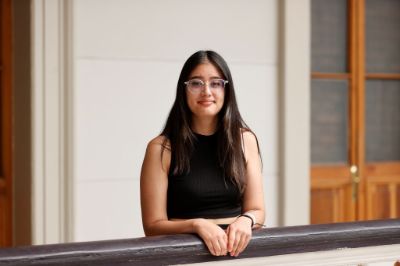 Medio plano de Anaís Ulloa en Casa Central de la Universidad de Chile