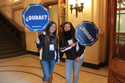 Dos estudiantes de Futuro Mechón sosteniendo un cartel cada una que dice ¿Dudas?