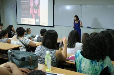 Karla Reyes, de la Unidad de Aprendizaje, exponiendo en una sala de aulario, ante familiares y personas cercanas de mechonas y mechones