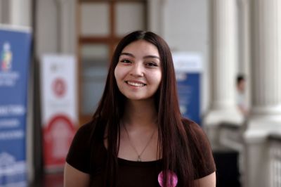 Retrato de Aliette Ardiles, sonriendo a la cámara en Casa Central