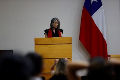 Viviana Sobrero habalndo en la testera