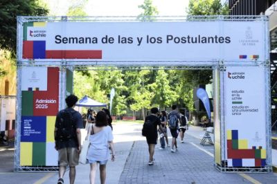 Personas entrando a la Semana de las y los Postulantes, por el patio de FEN. 