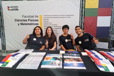 Estudiantes de la Facultad de Ciencias Físicas y Matemáticas, posando en su stand de la Semana de las y los Postulantes 2025