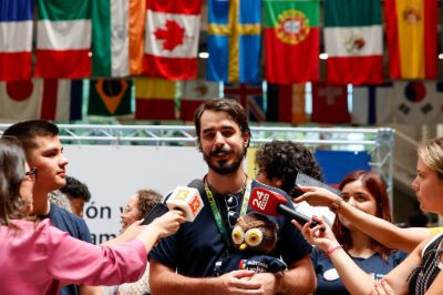 Martin Schaub, jefe de Admisión y Registros Académicos de la Universidad de Chile, respondiendo preguntas de la prensa