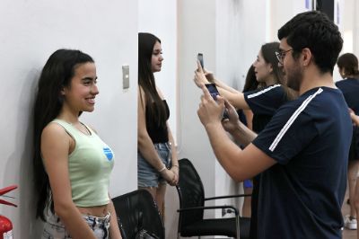 Monitores y mechonas en el proceso de toma de fotos para las tarjetas estudiantiles