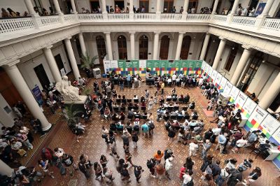 Patio Andrés Bello de Casa Central con muchas personas en el proceso de matrícula 2025