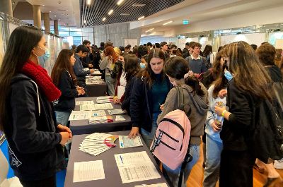 Stand con estudiantes Feria de Orientación a las y los Postulantes "Camino a la Uchile 2023"