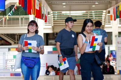 Estudiantes sonriendo en Semana de las y los Postulantes Uchile 2024