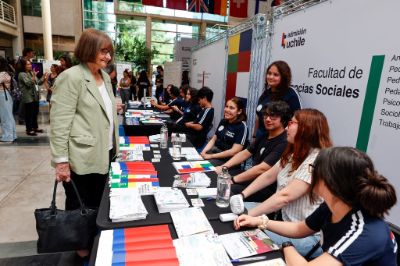 Rectora visitando stand en la Semana de las y los Postulantes 2025