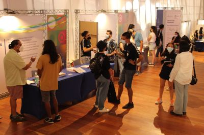 Toma general de interior, con monitores conversando con estudiantes en la Semana del Postulante de la Universidad de Chile 2022