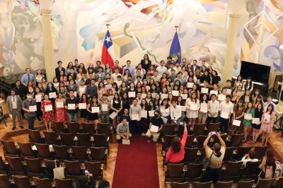 Las tutoras y tutores de las generaciones 2020, 2021 y 2022 posando en el Salón de Honor de Casa Central con sus diplomas de certificación.