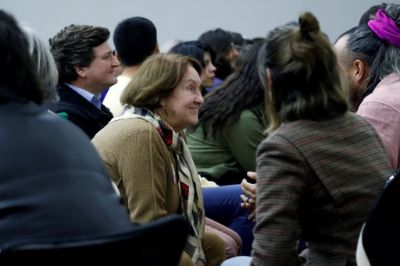 Personas conversando de a dos, cercanamente y sonriendo en el taller