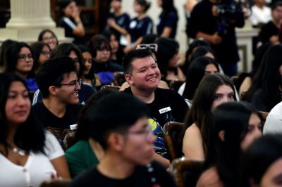 Estudiantes sonriendo en el Salón de Honor de la Universidad de Chile