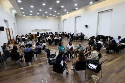 Grupos reunidos en círculos de sillas, en la sala Eloísa Díaz de Casa Central