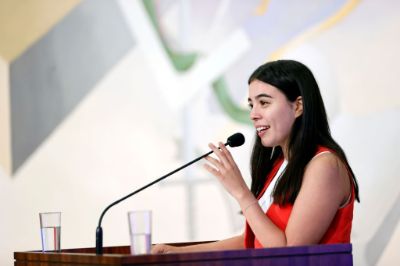 La egresada de la Universidad de Chile, Nadia Urzúa, en el estrado del Salón de Honor