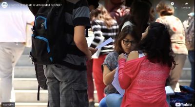 Tres estudiantes conversando en un patio. Pantallazo de curso en línea.