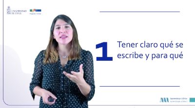 Mujer profesional a medio cuerpo, con un texto atrás que dice: tener claro qué se escribe y para qué