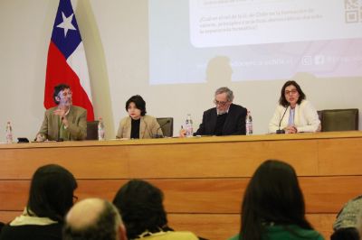 En la testera de la sala Eloísa Díaz, de izquierda a derecha: el vicerrector de Asuntos Académicos, Claudio Pastenes; la estudiante y senadora universitaria, Catalina Lufín; el académico y ex vicerrector académico (2012-2021) de la Universidad Alberto Hurtado, Pedro Milos; y jefa de la División de Educación Universitaria de la Subsecretaría de Educación Superior, María Elisa Zenteno.