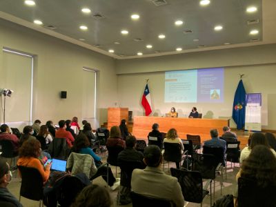 Sala Eloísa Díaz. Personas sentadas viendo hacia la testera. 