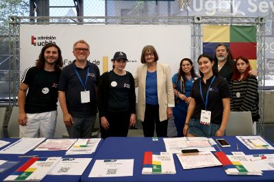 Rectora Rosa Devés posando junto a académicos y estudiantes que trabajaron en la Semana de las y los Postulantes