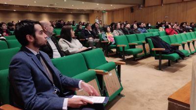 Participantes en actividad de lanzamiento, charla de inteligencia emocional