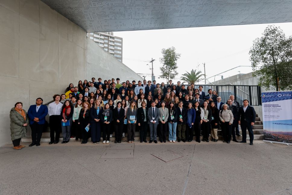 El Cierre del Programa APRU ULP 2025 se desarrolló en el Campus Juan Gómez Millas de la Universidad de Chile, con una ceremonia que se celebró en el  Auditorio Invernizzi de la Facultad de Filosofía y Humanidades. 