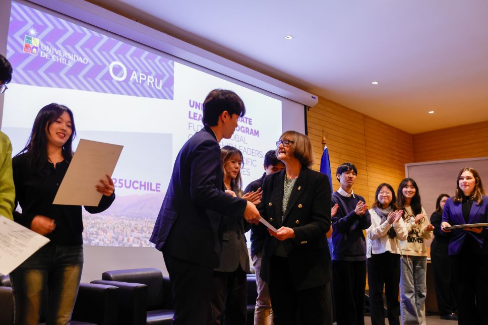 Durante la ceremonia se realizó la entrega de reconocimientos a las y los participantes en el Auditorio de la Facultad de Filosofía y Humanidades de manos de la rectora Devés