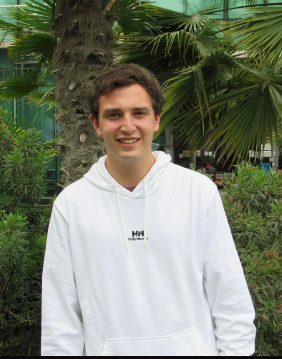 Alan Katzmann, estudiante de Ingeniería Comercial de la FEN resalta la importancia de ser parte de un curso que se desarrolla en conjunto con una universidad estadounidense, ya que le ha permitido conocer nuevas perspectivas y desenvolverse en un ambiente intercultural.