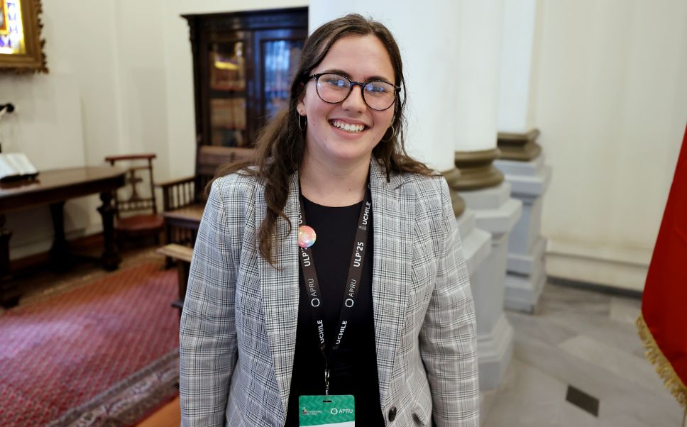 la estudiante de la Universidad de Oregón, Estados Unidos, Bella Albiani, “la oportunidad de escuchar acerca de la visión de Chile sobre la política exterior, la relevancia de los derechos ambientales, los derechos humanos, las relaciones internacionales, fue muy constructiva.
