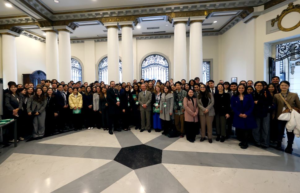 La jornada del 21 de julio, los estudiantes participantes visitaron las instalaciones de la Academia de Diplomática de Chile “Andrés Bello” – ACADE  para reunirse con los futuros diplomáticos de Chile.