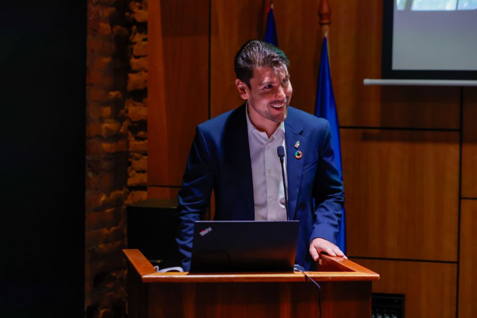 el coordinador del Programa de Movilidad Estudiantil (PME), Aníbal Mella, “la iniciativa de Becas UCHILE - Santander constituyen un aporte fundamental para el fortalecimiento de la internacionalización en la Universidad. A través de esta alianza, se amplían las oportunidades de movilidad para nuestros estudiantes, promoviendo la formación integral, el intercambio académico y la construcción de una ciudadanía global comprometida con el desarrollo sostenible y el bienestar común. Este tipo de colaboraciones refleja el compromiso conjunto por impulsar una educación superior más inclusiva, diversa y conectada con los desafíos del mundo actual”.