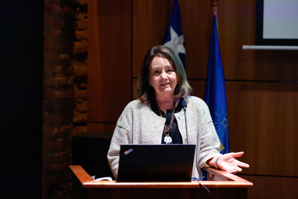 La directora del Departamento de Pregrado de la Universidad de Chile, profesora Leonor Armanet, realizó la presentación “Movilidad Estudiantil Internacional en la UCHILE: Beneficios, desafíos y perspectivas futuras”, en la que  profundizó sobre el impacto que tienen las experiencias de movilidad nacional e internacional en el aprendizaje de los estudiantes. Desde el desarrollo de habilidades interculturales, académicas y de adaptabilidad; hasta el fortalecimiento de competencias como la autonomía, la autorregulación, la interacción con otros y la formación de redes, las experiencias de intercambio potencian la formación de ciudadanos íntegros y globales.