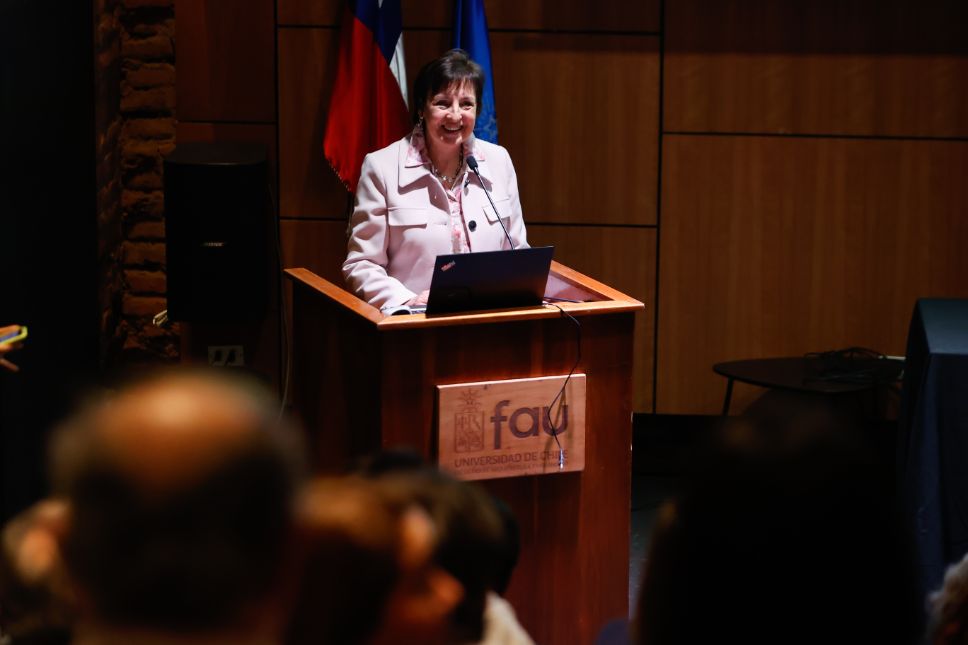 La directora de Relaciones Internacionales, profesora Alicia Salomone, 
