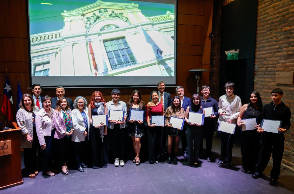 La Ceremonia de reconocimiento de las Becas Santander de Movilidad Internacional de Pregrado 2025 de nivel central se realizó en el Auditorio de la Facultad de Arquitectura y Urbanismo de la Universidad de Chile.