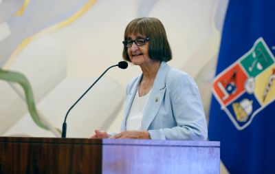 Durante su saludo la Rectora UChile, Prof. Rosa Devés destacó que "Si la Universidad pierde ese carácter de pluralidad, de diversidad, de multiculturalidad, deja de ser de Chile. Frente a los desafíos globales que enfrentamos, es más importante que nunca la diversidad y educarse en un ambiente con personas diferentes. En este mundo se requiere construir comunidad, entender a los otros y otras, y apoyarnos solidariamente".