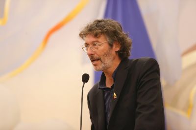 El Vicerrector de Asuntos Académicos, Prof. Claudio Pastenes, durante su saludo de bienvenida enfatizó la importancia de la diversidad en la U. de Chile en invitó a las y los estudiantes a desarrollarse en un ambiente diverso.  