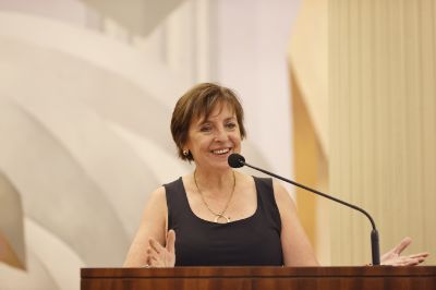 Directora de la DRI, Prof. Alicia Salomone, instó a las y los estudiantes a aventurarse a los nuevos aprendizajes, a vivir en  un nuevo territorio y a los lazos de amistad que se forjan en las experiencias de intercambio.  