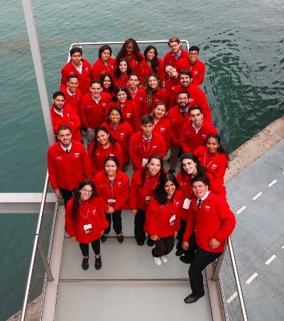 Martina creó vínculos con sus compañeras y compañeros del programa. Solo había dos chilenas entre las y los 32 estudiantes, por lo que conoció profundamente a jóvenes de distintos países de Latinoamérica. “Fue fuerte porque son solo dos meses, son siete semanas, pero tú lo sientes como si hubiesen sido cuatro años compartiendo con esas personas. Entonces, no es sólo haber estado dos meses con gente de otros países, sino que es gente que genera un vínculo contigo súper profundo, porque emocionalmente el programa es súper intenso”.