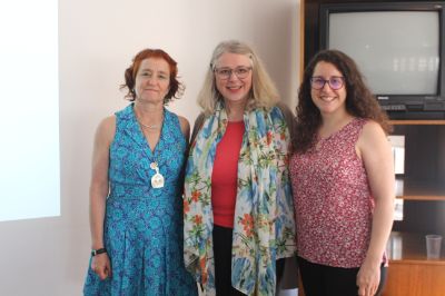 De izq-der.: Prof. Gabriela Martini, Coordinadora de la Unidad de Formación Transversal del DPP; Dra. Karin Zotzmann, Profesora Asociada de Lingüística Aplicada en la Universidad de Southampton; María Francisca Morales, Coordinadora Programa de Inglés de Postgrado.