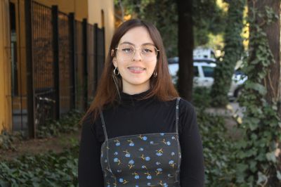 Fernanda Vera, estudiante de quinto año de Trabajo Social de la FACSO, indica que “uno de los principios éticos del trabajo social es ayudar a la justicia social y a la inclusión, entonces creo que es importante que los estudiantes internacionales tengan un acompañamiento".