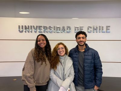 Lilian Coutinho, María Victoria Navas y Felipe Machado forman parte de la delegación de estudiantes de la Universidad de Sao Paulo que visitó la Universidad de Chile.