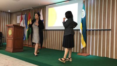 Como parte de sus actividades en el Comité de Género, Ximena Azúa dicta un curso junto a la académica de la Universidad de Buenos Aires (UBA) Tania Diz. “Lo que hacemos es un curso de literatura, en el que mostramos experiencias de distintos autores, como Gabriela Mistral, por ejemplo, que tiene una escritura más travestida o escrituras mucho más desafiantes, como el caso de Lemebel, que es más provocadora”, señala Azúa.