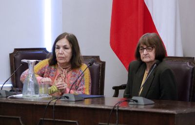 Carmen Andrade y Rectora Rosa Devés