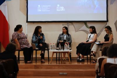 Panel de conversación integrado por Myriam Barahona, presidenta de la Federación Nacional de Asociaciones de Funcionarios de la Universidad de Chile (Fenafuch); Gloria Tralma, senadora universitaria; Johanna Camacho, académica y parte de la Cátedra Amanda Labarca; y Antonia Reyes, analista de investigación en el proyecto InES-Género de la U. de Chile.