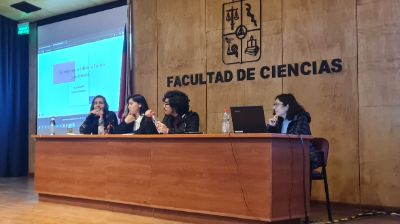 fotografía de ponentes detrás de la testera, exponiendo durante una charla