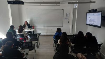 Fotografia de estudiantes en sala en el primer día de taller